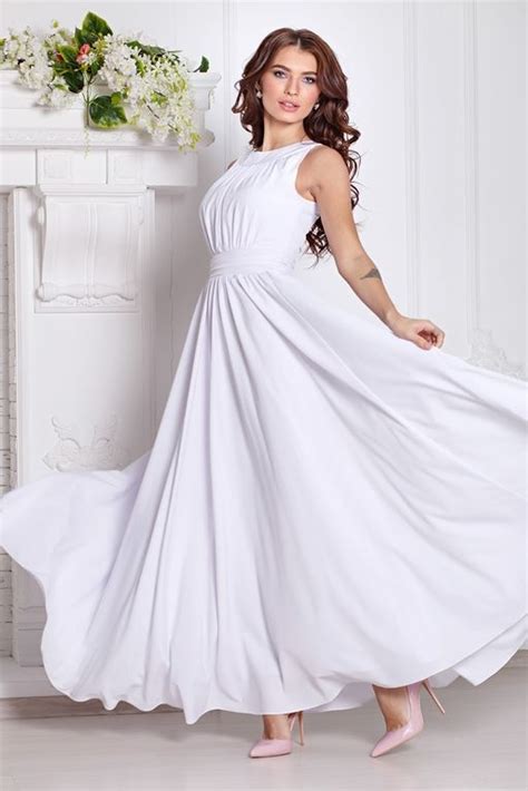 Вечернее платье в пол белогоцвета с пышной юбкой без рукавов КУПИТЬ