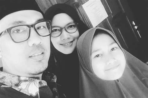 Namun kisah rumah tangganya harus kandas pada 2011. Mantan Istri Ifan Seventeen Tulis Pesan Menyentuh Saat ...
