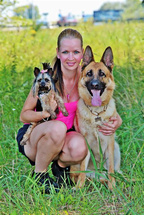 fotos gratis mujer perrito pastor alemán perros yorkie vertebrado raza canina perro