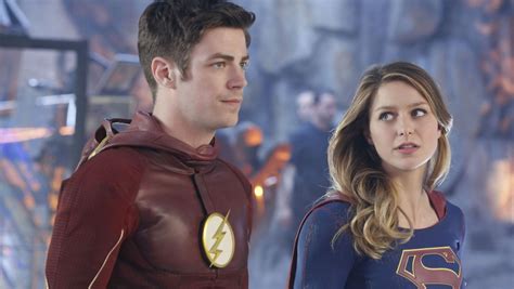 Flash Supergirl Meet Up For Superfriendly Crossover