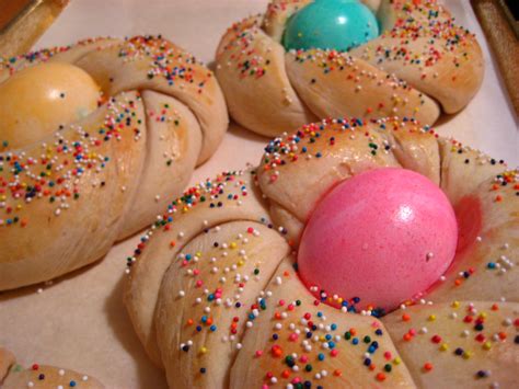 Typically easter bread is a sweetened, egg bread with traditional origins hailing from european countries, mainly from greek and italian heritages. Italian Easter Bread | Italian easter bread, Italian ...