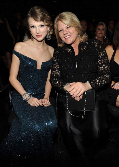 17 Pictures Of Taylor Swift And Her Mother Andrea Finlay 92 Q