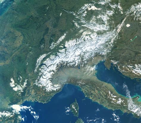 Die bewohner der region erding in bayern können sich über die neuen. Le Alpi ricoperte di neve, la foschia della Pianura Padana ...
