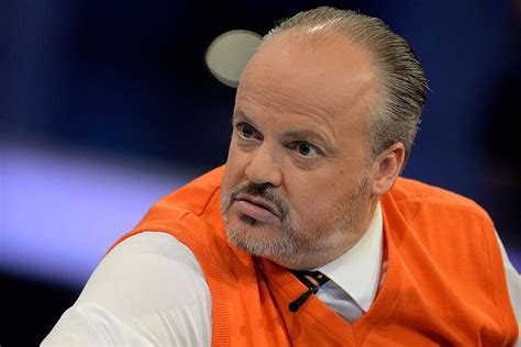 Im jahr 2000 wurden erstmals kandidaten bei ihrem alltag im container durch kameras begleitet. Hubert Kah: Seine Familie und Freunde wissen nicht, wo ...