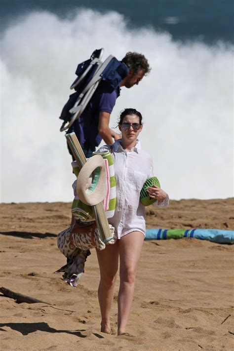 Anne Hathaway Posts Brilliant Pregnant Bikini Picture Pregnant Bikini