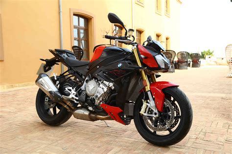 Discover the agility, precision and powerful punch of the machine. BMW S1000R Review (2017) | BeMoto