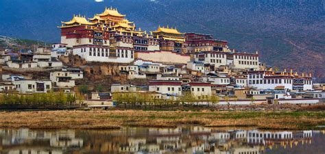 Le monastère de ségriès, où tout est possible ou presque… le monastère dispose de 25 chambres accueillantes, dans un décor sobre et élégant, toutes équipées de salle de bains privative. Monastère Songzanlin - temple tibétain à Shangri La Yunnan