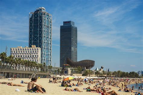 Am 4,2km langen strand beobachtest du berühmte surfer beim wellenreiten, gönnst dir eine abkühlung vor der kulisse der stadt oder entspannst dich einfach auf dem feinen. Top 10 Beaches in Barcelona, Spain