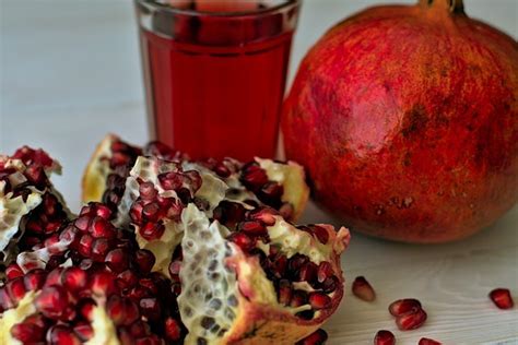 8 best health benefits of pomegranate juice you need to know bunch benefits
