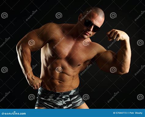 L Homme Musculaire Montre Le Biceps Image Stock Image Du Bodybuilder