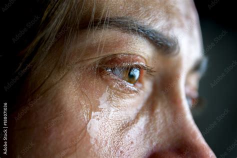 The Woman Is Crying Close Up Eyes And Tears Stock Foto Adobe Stock