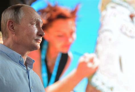 Kult prezydenta putina w rosji zaczyna dorównywać kultowi władimira iljicza lenina. Putin z wizytą na Krymie - Pudelek