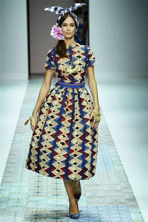 Orné de cette gamme pétillante de robe formelle bleue qui a le modèle de cou de type sweetheart. modele couture pagne ivoirien