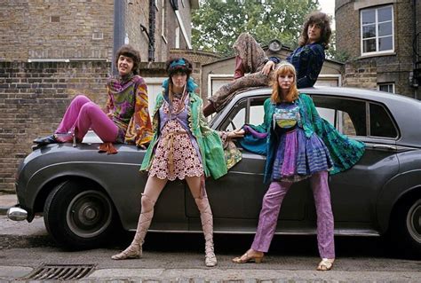 Amazing Color Photographs Capture Psychedelic Hippie Fashion In London
