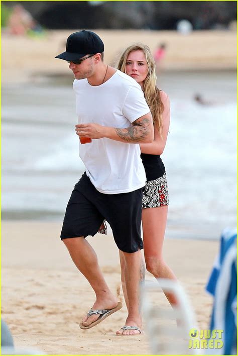 Ryan Phillippe Hawaiian Getaway With Paulina Slagter Photo 2890529