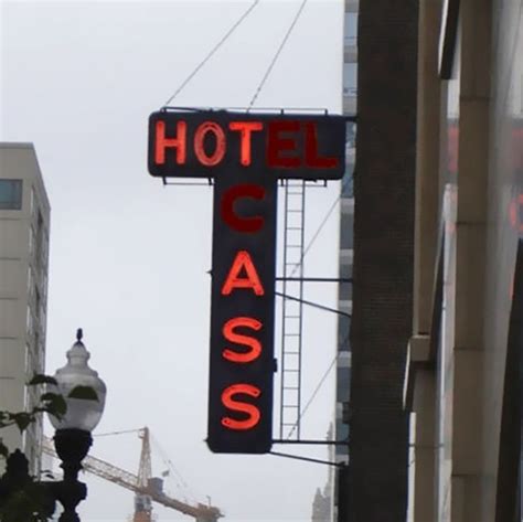 12 Of The Worst Neon Sign Fails Ever