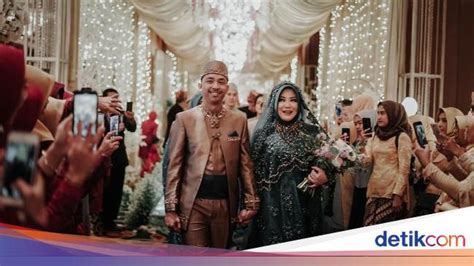 Kami melayani custom cincin nikah untuk pria dan wanita dengan pilihan bahan dari emas, palladium dan perak. Bikin Merinding, Undangan Pocong dan Tamu Gaib di ...