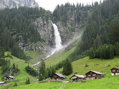 De bergen, de alpenweiden, de watervallen, nauwe kloven en gletsjers nodigen uit tot een actieve vakantie voor jong en oud. Natuur in Zwitserland | Top 10 mooiste gebieden in Zwitserland