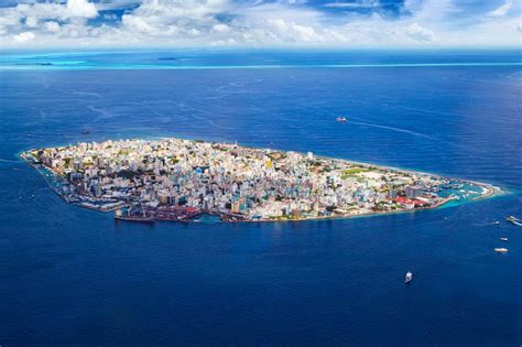 Vista A Rea De Machos En La Ciudad Capital De Maldivas Isla Abarrotada En El Fondo Marino Azul