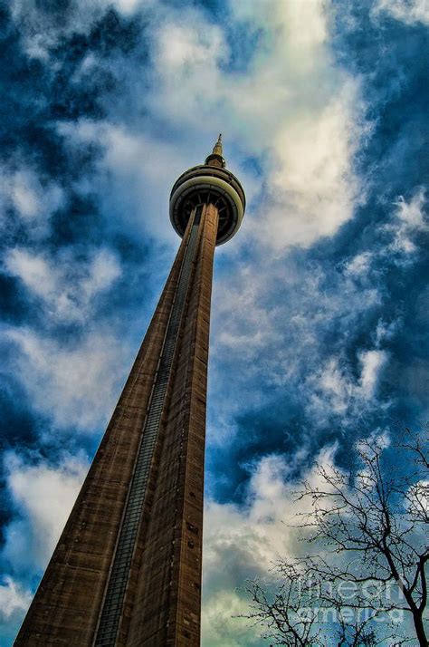 Cn Tower By Bianca Nadeau Tower Cn Tower Toronto Skyline