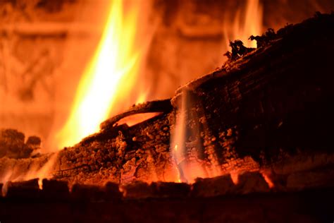 무료 이미지 집 밖의 빛나는 밤 따뜻한 주황색 불꽃 불타는 듯한 빛깔 캠프 불 모닥불 열 화상 타고 있는