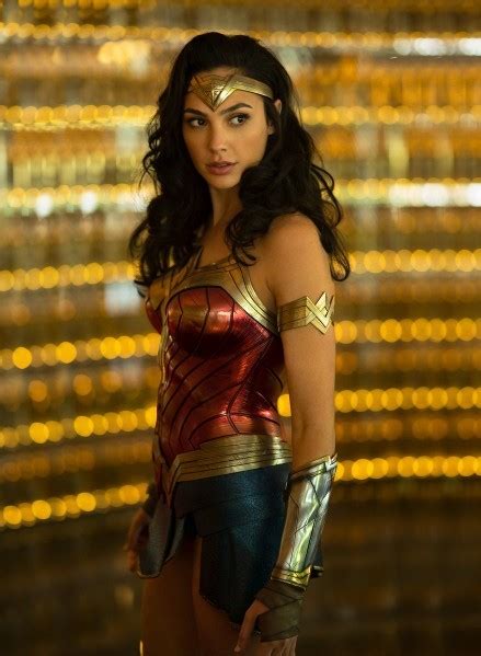 Clatto Verata Gal Gadots ‘wonder Woman Costume Is Still Hot And Skimpy The Blog Of The Dead