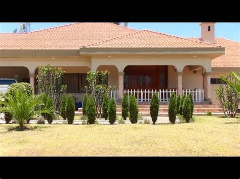 2 carros área de patio frontal con cesped: Elegante y Amplia Casa de Venta en Azogues Ecuador - YouTube