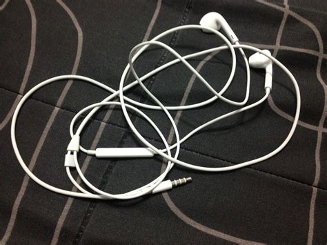 Most people don't clean their earbuds. How to clean Apple EarPods - iFixit Repair Guide