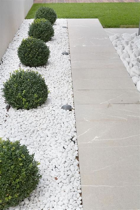 Having a yard means you are lucky. 10 Amazing And Unique Ideas With White Pebbles And Stones ...