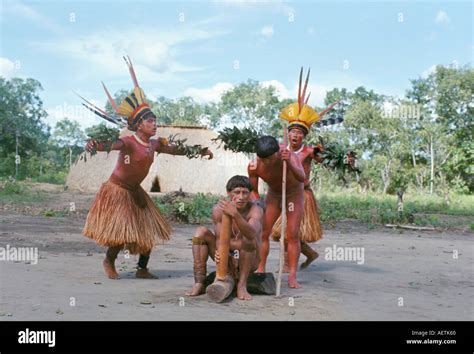 Danza De Peces Indios Kamayura Xingu Brasil América Del Sur Fotografía