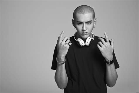 Maybe you would like to learn more about one of these? 吴亦凡光头造型登纽约时代广场_网易娱乐