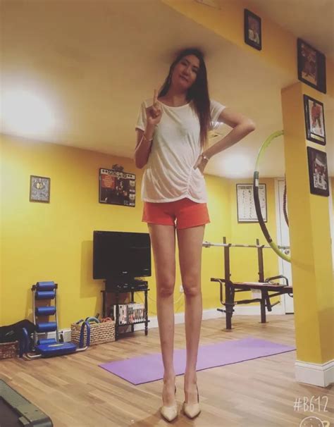 meet the woman with the world s longest legs buzz news
