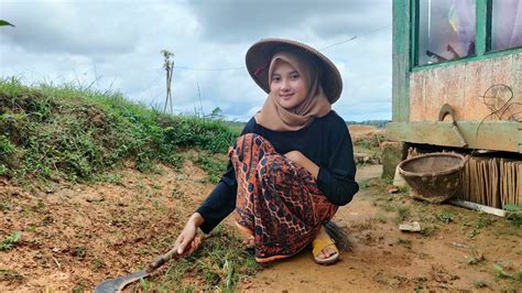 Neng Resfi Gadis Desa Cantik And Rajin Bersih Bersih Halaman Rumah