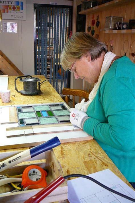 Schaf glas in lood soldeer aan om uw gebouwen een extra boost te geven. kittyglasinlood.nl