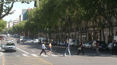 El Tráfico Peatonal En Las Calles Comerciales De Barcelona Crece Un 416