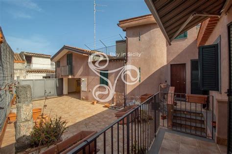 Remax propone a catania in via ughetti, tra via lago di nicito e piazza montessori, in una piccola palazzina di 8 abitazioni, un ampio appartamento di 7 vani, 165 mq, con esposizione libera su tre lati , di cui uno co on un balcone terrazzato. Casa singola Catania in vendita e in affitto. Cerco Casa ...