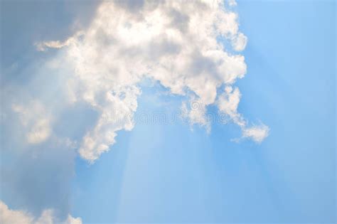 Las Nubes Suaves Naturales Modelo Y Sol Irradian En Fondo Del Cielo