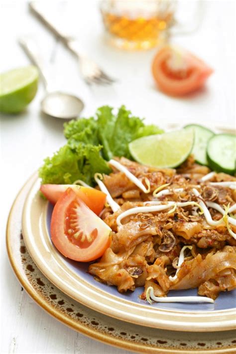 Biasanya penang char kuey teow agak berkuah so letak sikit air dlm 1/2 cwn. Char Kuey Teow - masam manis