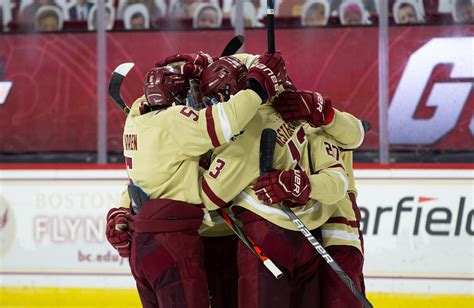 Bc Hangs On To Defeat Unh Advance To Hockey East Semifinals The Heights