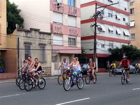 G Manifestantes nus e seminus fazem Pedalada Pelada em Porto Alegre notícias em Rio