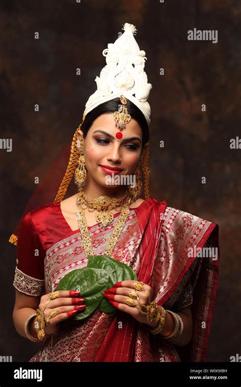 Indian Bride Performing Traditional Ritual Stock Photo Alamy