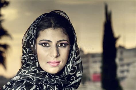 Arabisches Mädchen Der Sinnlichen Schönheit Mit Hijab Stockbild Bild Von Bahrein Islam 24645131
