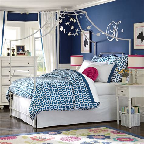 Whether a wood canopy, metal, or modern bed, there's a timeless, almost royal nature to them. Bedroom ideas - canopy bed with contemporary design