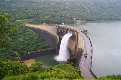 Idukki dam is an arch dam and concrete dam that was completed in 1976. Best Hill Stations to visit in Kerala this year
