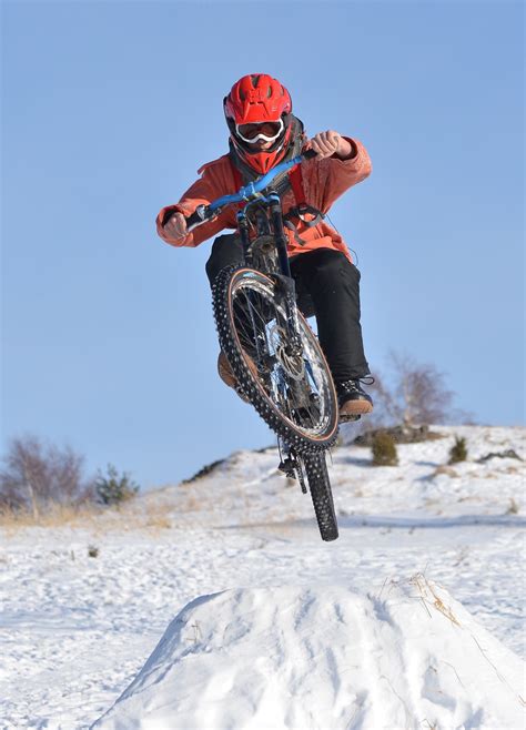 I must clarify that you will need practice before you finally plan to dive in the snow with your dirt bike. Snowbike: enjoy riding on the snow in Italy! - Ecobnb