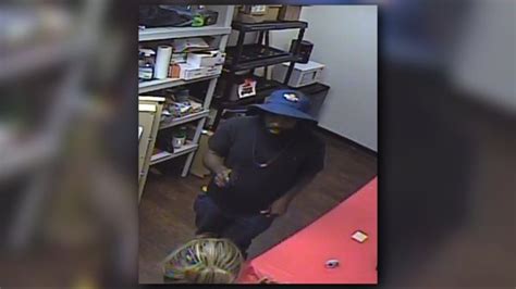 Etx Police Looking For Suspect Who Held Verizon Employee At Gunpoint Tied Her Up Cbs Tv