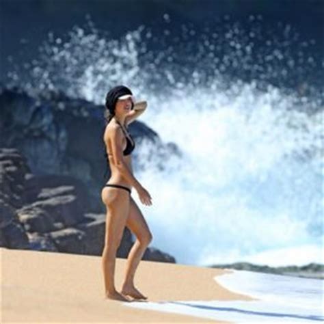 Alexis Ren Flases Her Ass In A Black Bikini Paparazzi Pics Scandal
