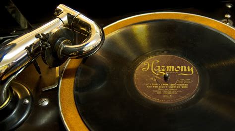 old-golden-phonograph-music-wallpaper