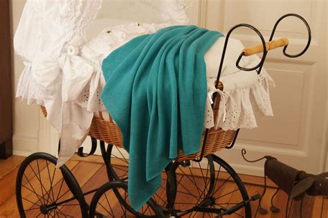 Falls es windig wird, kann die kinderwagendecke aber auch als schutz vor starken luftzügen eingesetzt und. Babydecke, atmungsaktiv, Kinderwagen Decke, gestrickte ...