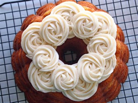 Looking for an easy holiday treat that everyone will love? how to decorate a bundt cake with frosting ...